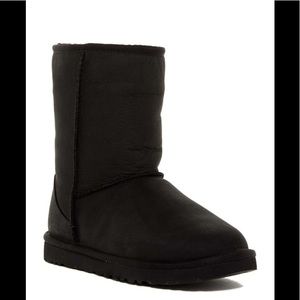 NWB UGG - Classic Short Leather Boot